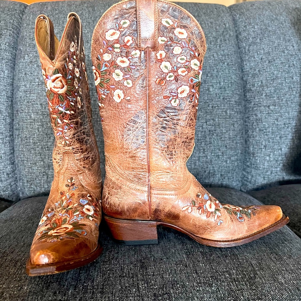 Beautiful Shyanne snip toe boots. Worn once. Excellent condition.